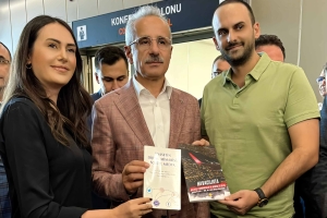 Doç. Dr. Onur Başar Özbozkurt ve Dr. Fatma Yeşilkuş, Ulaştırma ve Altyapı Bakanı Abdulkadir Uraloğlu'na Kitaplarını Takdim Etti